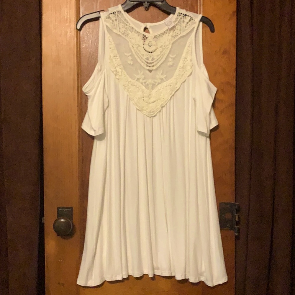 Open shoulder, tunic w/lace detail. Like new!